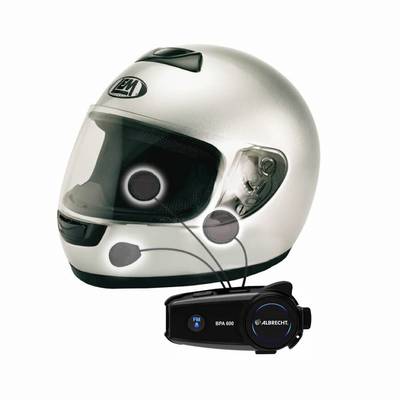Ein silberner Motorradhelm mit eingebautem Mikrofon und Lautsprechern, verbunden mit einem externen Kommunikationsgerät, Markenlogo sichtbar.
