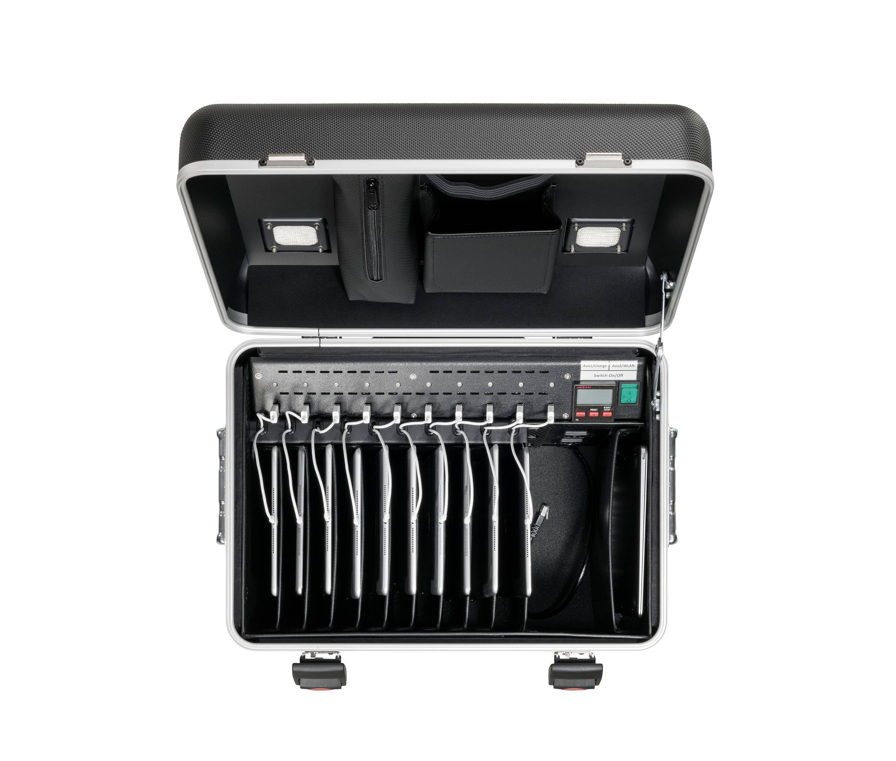 Geöffneter Koffer mit ladenden Tablets, ordentlich in geordneten Reihen platziert, Ladeleiste hinten sichtbar, kompakte Organisation.