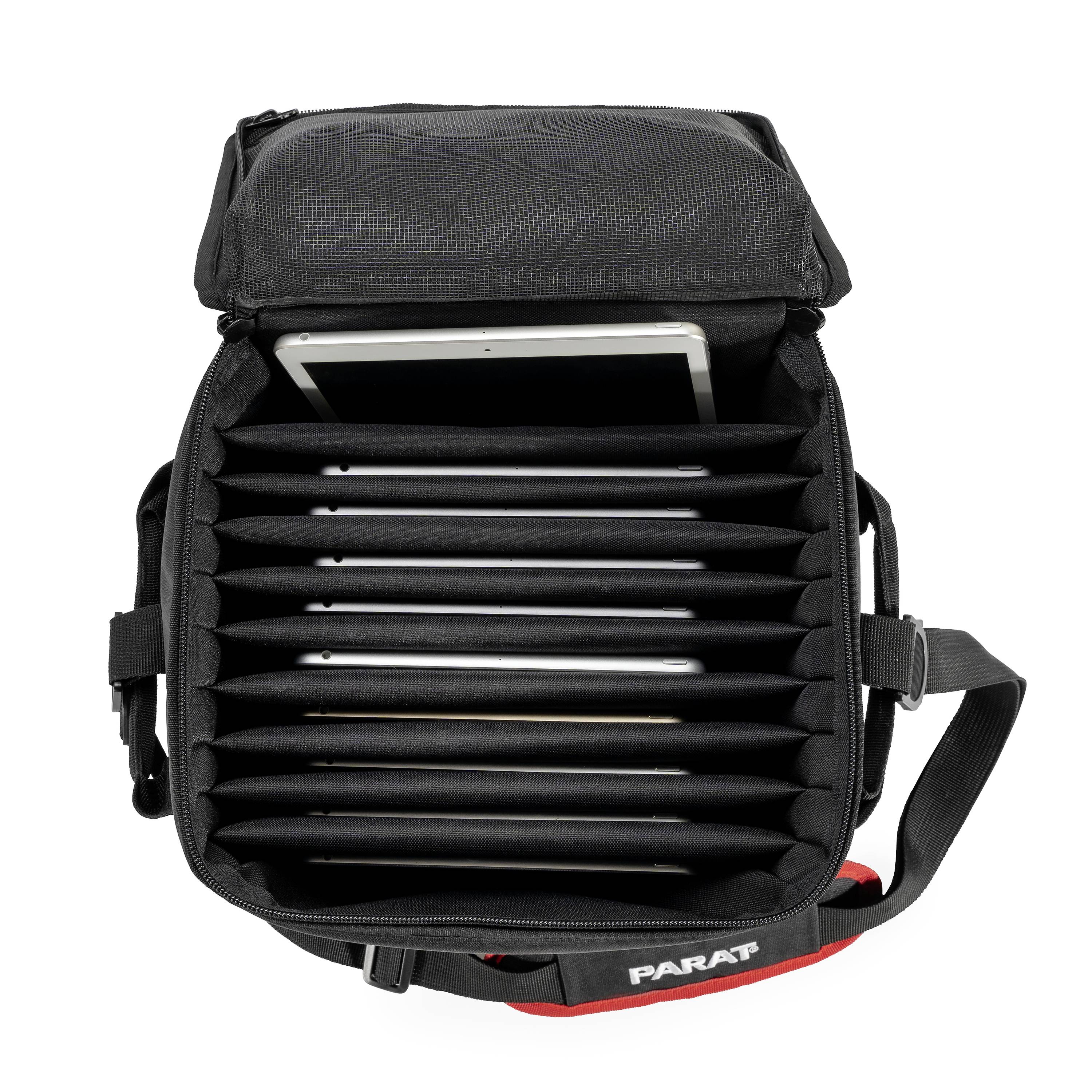 Geöffnete schwarze Tasche mit mehreren Innenfächern, darin sechs Tablets gestapelt. Eine Tablet-Hülle ist zur Hälfte sichtbar.