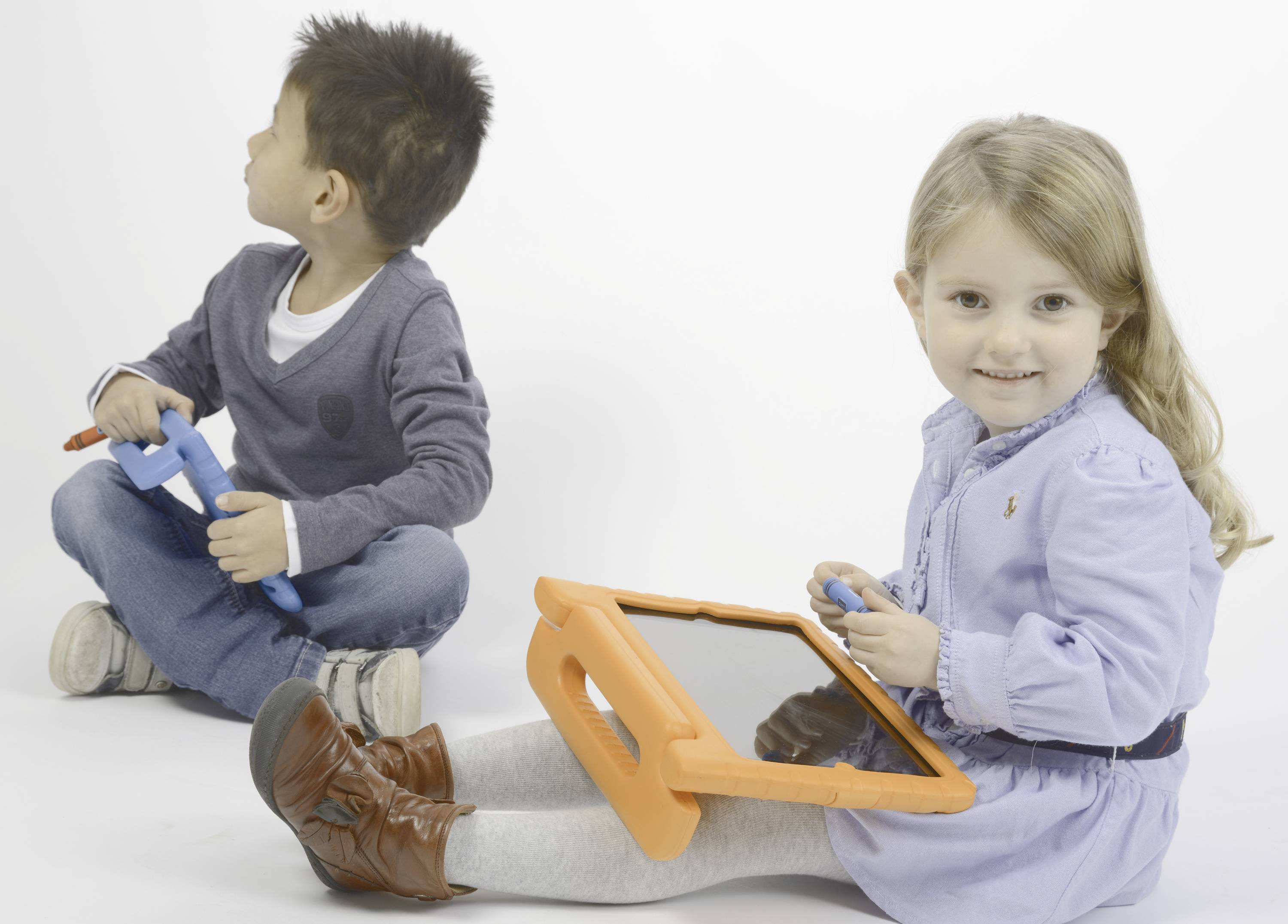 Zwei Kinder sitzen auf dem Boden. Eines hält ein Spielzeugflugzeug, das andere ein Tablet. Beide wirken beschäftigt und vertieft.