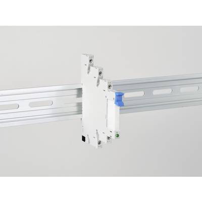 Ein weißer elektrischer Schalter, montiert auf einer silbernen Hutschiene, mit einem blauen Hebel und einem grünen Knopf vorne.