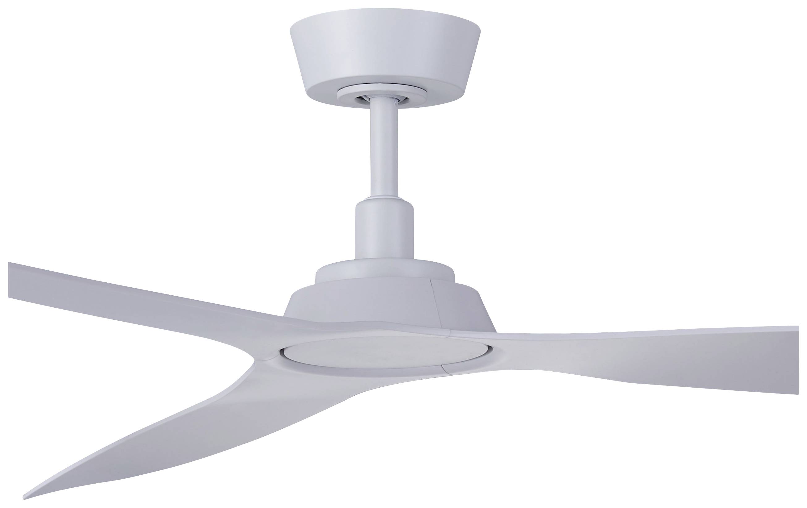 Ein moderner, weißer Deckenventilator mit drei gebogenen Flügeln und einem zentralen Motorgehäuse für gleichmäßige Luftzirkulation.