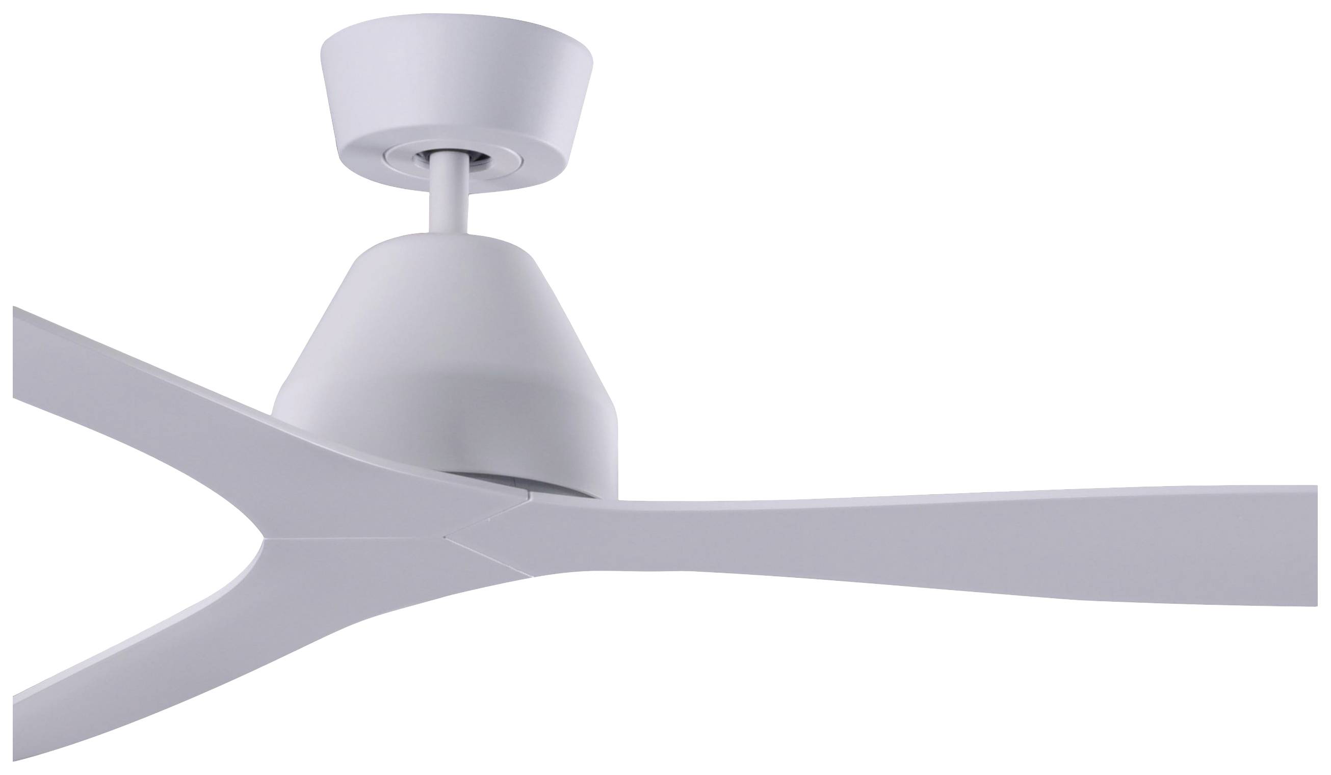 Ein moderner, weißer Deckenventilator mit drei flachen Flügeln ist von unten zu sehen.