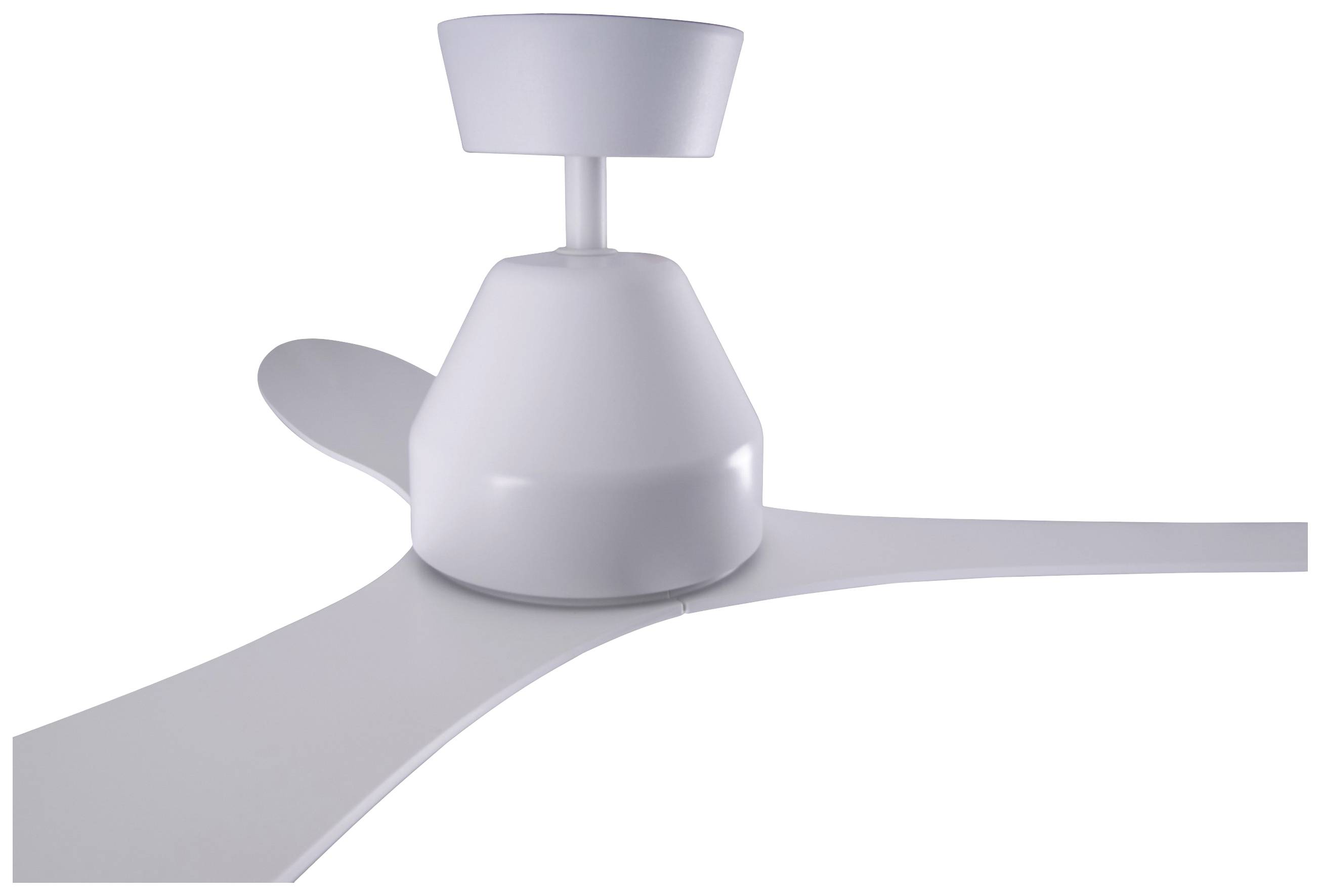 Ein moderner, weißer Deckenventilator mit drei Flügeln, der in einem minimalistischen Stil gestaltet ist. Ideal für zeitgemäße Räume.