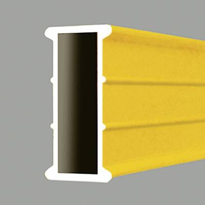 Ein gelbes, rechteckiges Aluminiumprofil mit schwarzem Innenraum, das in eine Richtung zeigt, auf grauem Hintergrund.