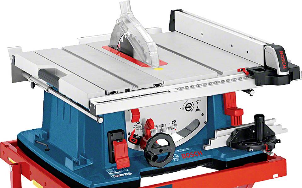 Eine blaue Tischkreissäge mit silberner Oberfläche und rotem Schalter. Sie steht auf einem roten Gestell.