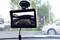 Ein Autodisplay zeigt das Bild einer Rückfahrkamera mit farbigen Linien, die den Abstand zu einem Hindernis visualisieren.