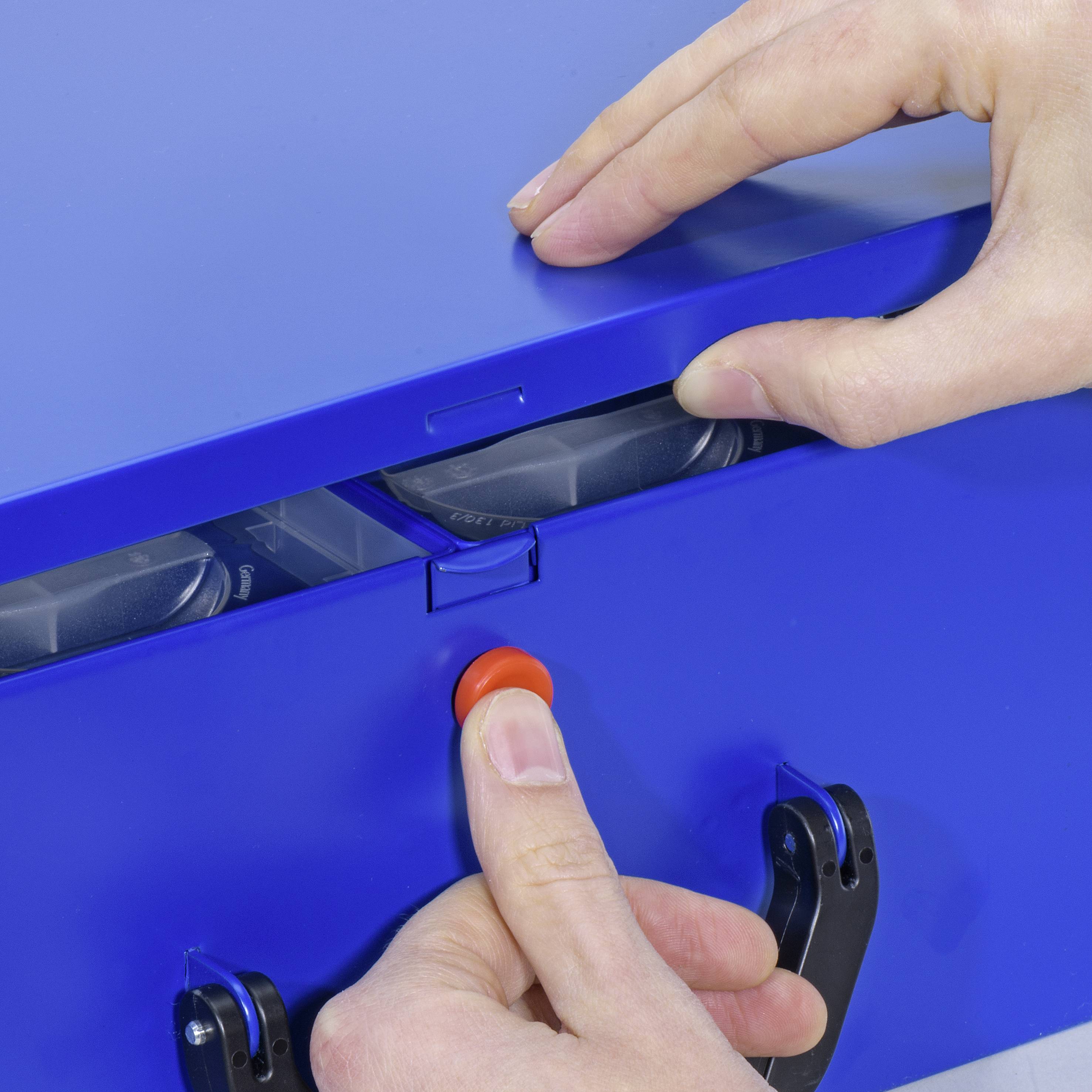 Eine Hand drückt einen roten Knopf an einem blauen Schrank. Eine weitere Hand öffnet den Schrank.