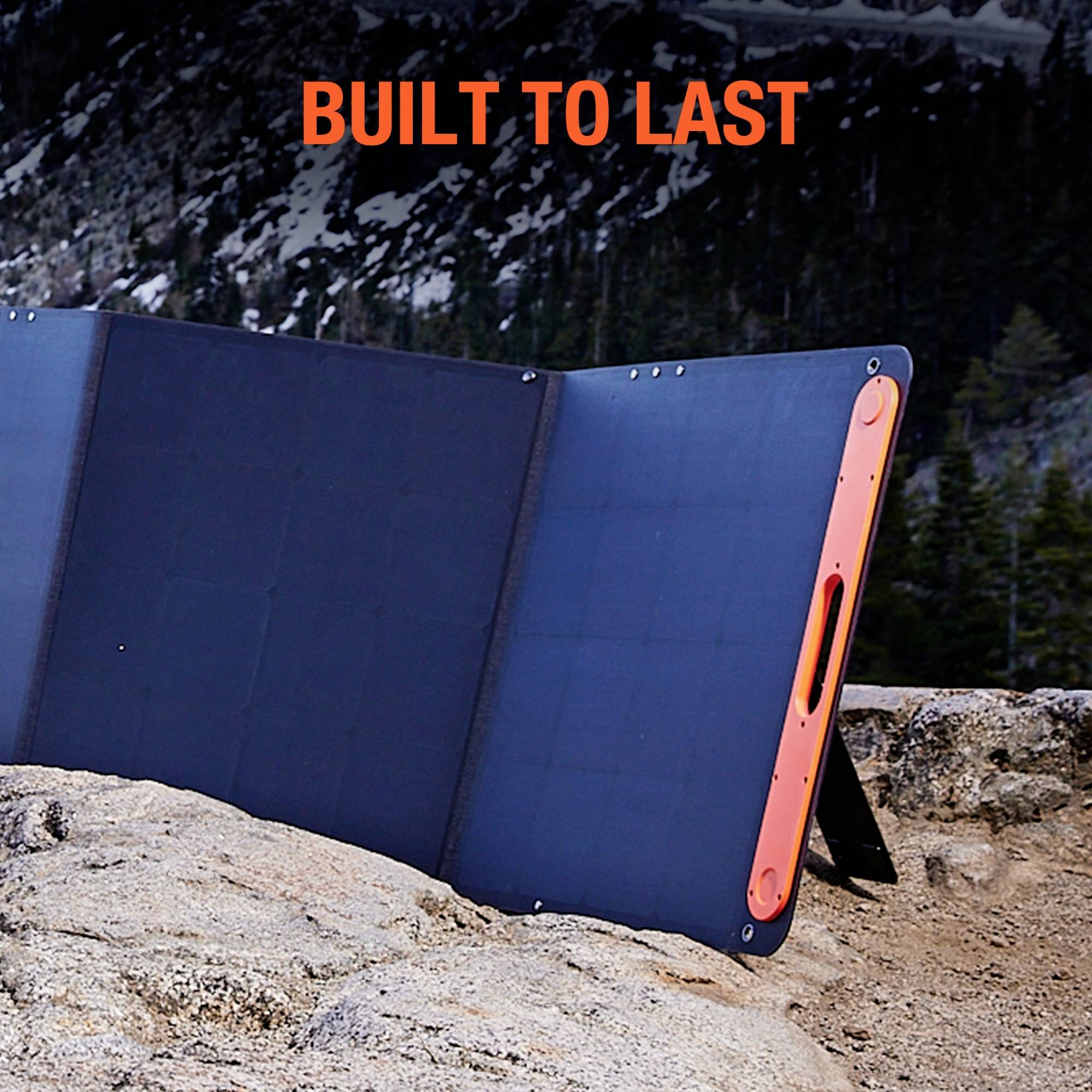 Tragbares Solarpanel in der Natur, aufgestellt mit der Aufschrift 'Built to last', zeigt Widerstandsfähigkeit und Mobilität.