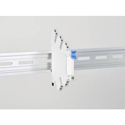 Ein weißes elektrisches Gerät mit blauer Komponente ist an einer grauen Metallschiene montiert. Es dient zur Installation in Schaltschränken.
