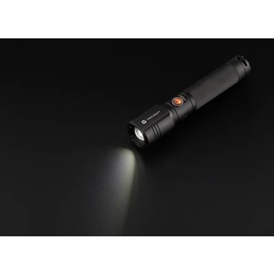 Schwarze Taschenlampe auf dunklem Hintergrund, leuchtet nach links. Modell mit orangenem Schalter.
