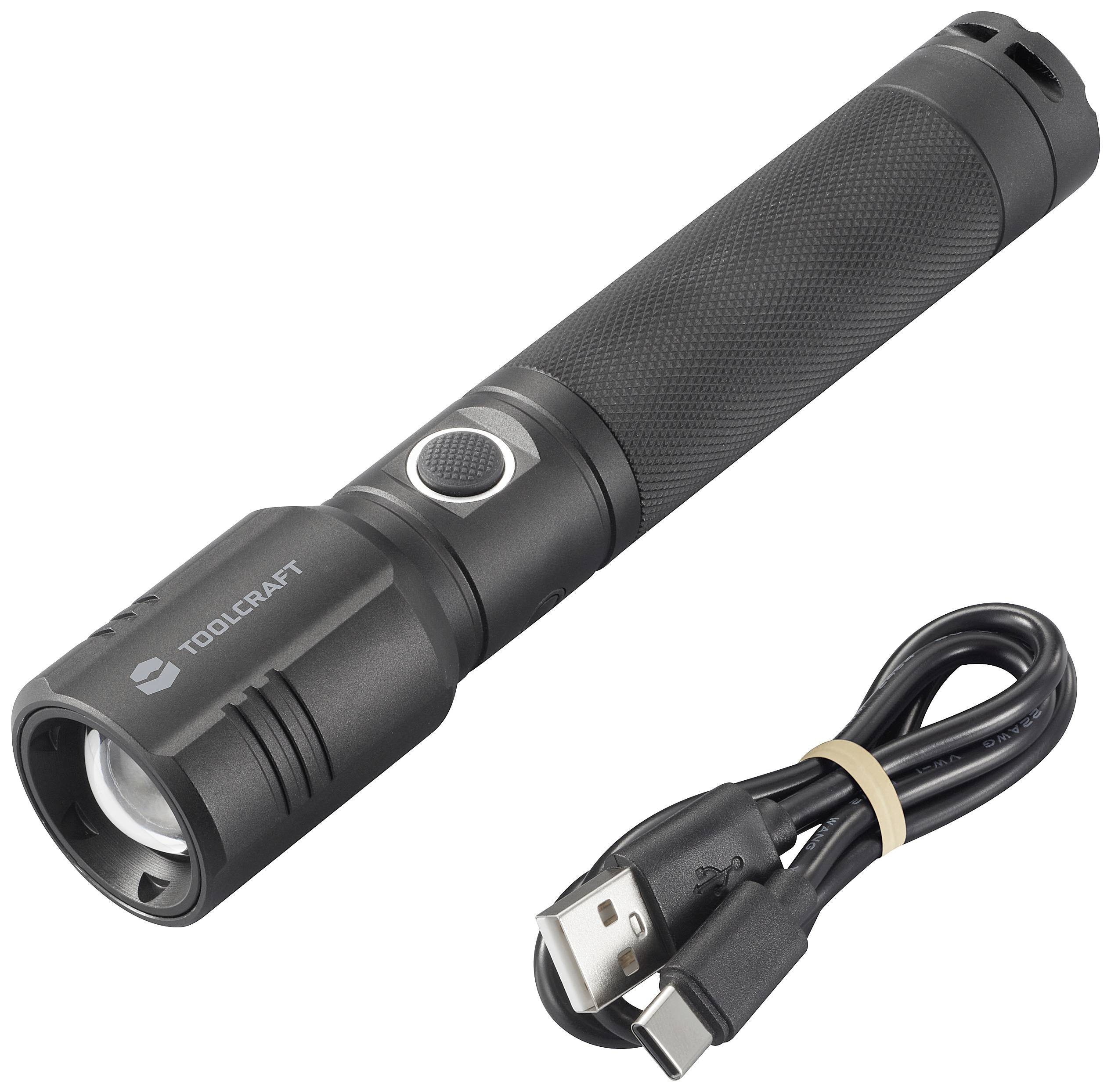 Schwarze Taschenlampe mit strukturiertem Griff und seitlichem Knopf, daneben ein USB-Kabel für das Aufladen.