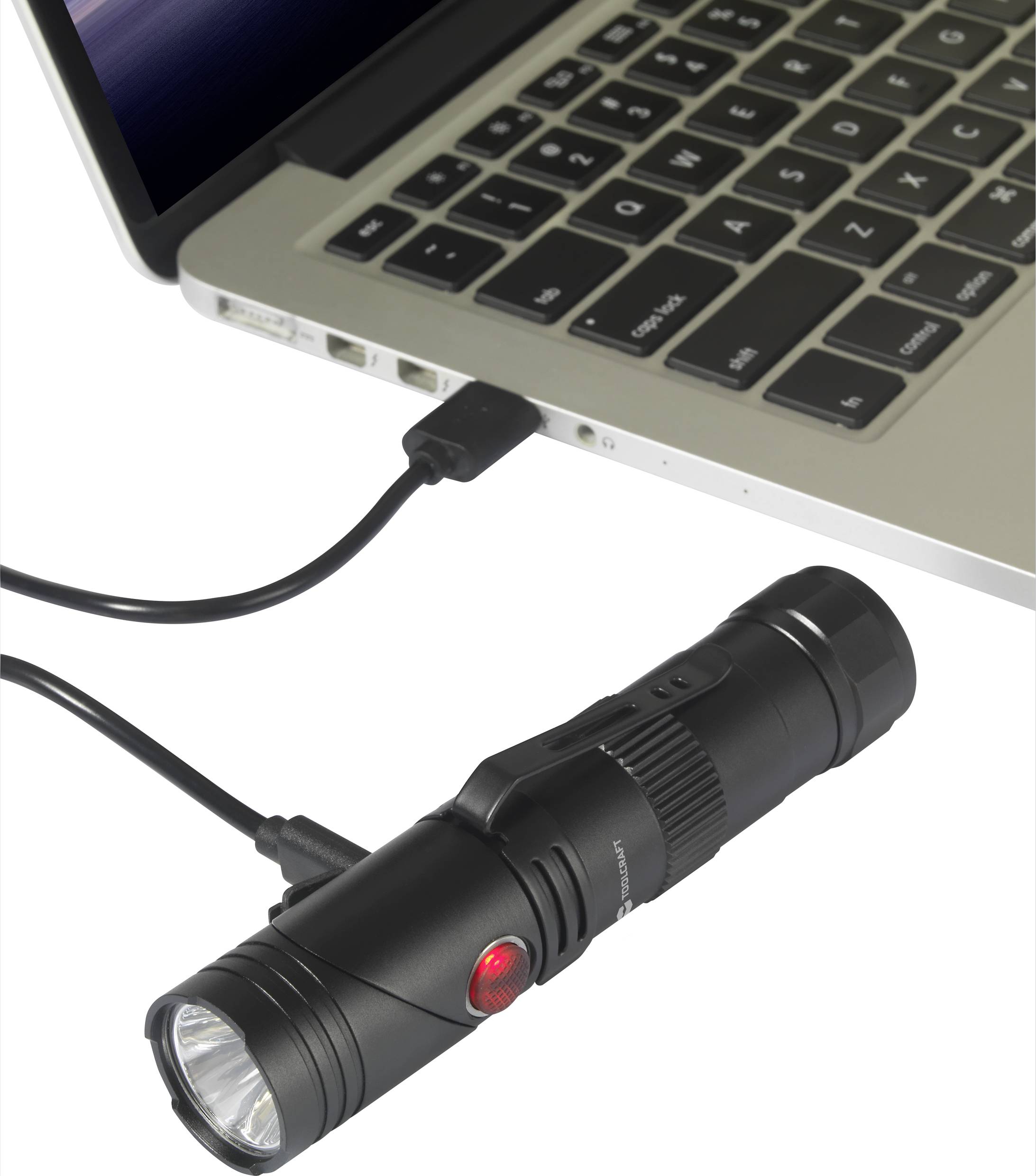 Eine schwarze Taschenlampe ist über ein USB-Kabel mit einem Laptop verbunden. Die Taschenlampe leuchtet nicht.