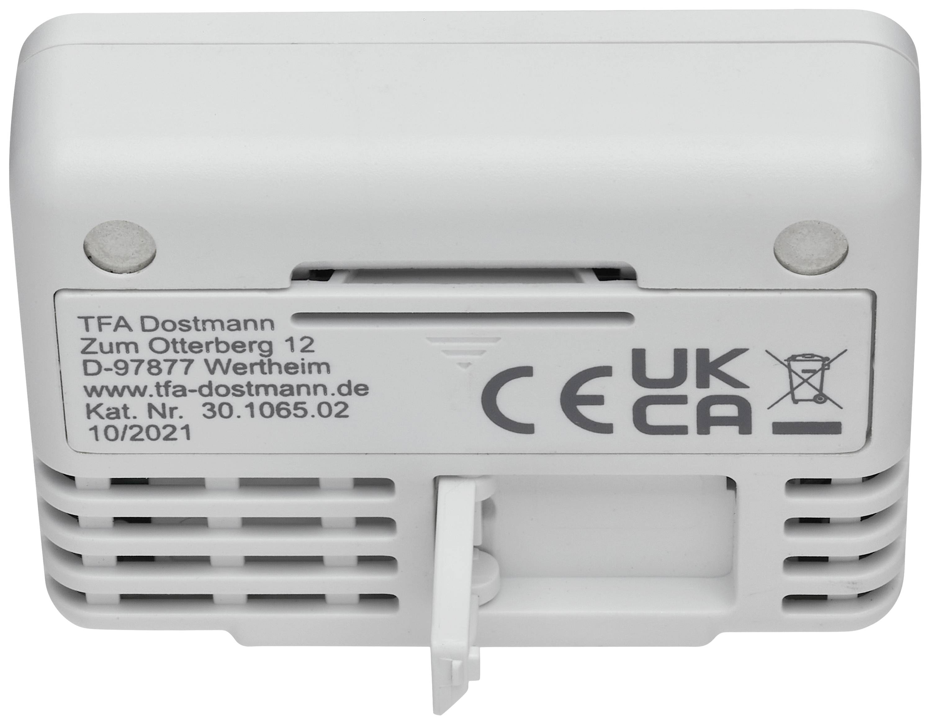 Thermostat-Rückseite mit Herstelleradressen und Symbole für CE- und UKCA-Kennzeichnung. Rechteckige Form mit Lüftungsschlitzen.