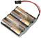 'Akkupack mit vier AA-Batterien, verbunden durch Kabel mit einem schwarzen Stecker. Beschriftet mit "Energy 2300 mAh" auf jeder Batterie.'