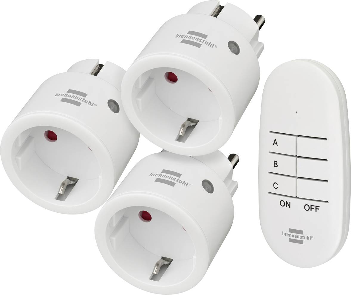 Drei ferngesteuerte Steckdosenadapter und eine weiße tragbare Fernbedienung mit den Tasten A, B, C, Ein und Aus, zum Ein- und Ausschalten von Geräten.