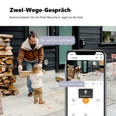 Ein Mann und ein Kind vor einem Holzstapel. Eine App zeigt ein Mikrofon-Symbol und eine Benachrichtigung: 'Honey, lunch is ready'.