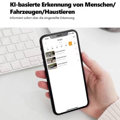 Ein Smartphone zeigt eine App mit KI-basierter Erkennung. Drei Kategorien: Mensch, Fahrzeug, Haustier, mit Erkennungsdetails.