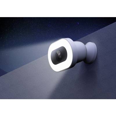 Weiße Überwachungskamera mit integriertem Licht, schräg an einer Wand montiert, strahlt hellen Lichtstrahl in die Dunkelheit.