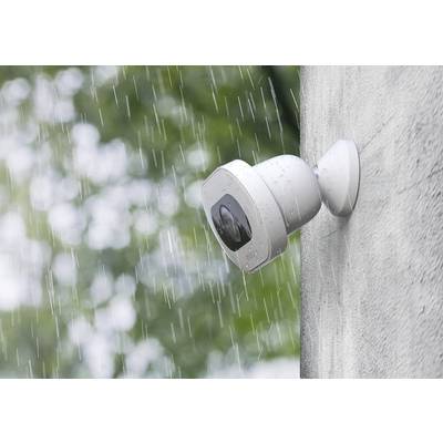 Außenkamera an einer Wand, die im Regen installiert ist, zeigt Sicherheit in widrigen Wetterbedingungen.