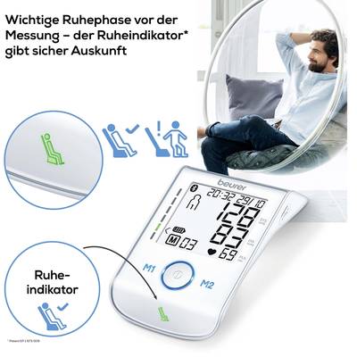 'Mann sitzt entspannt auf Couch. Darstellung eines Blutdruckmessgeräts mit Erklärung des Ruheindikators. Wichtig für genaue Messung.'