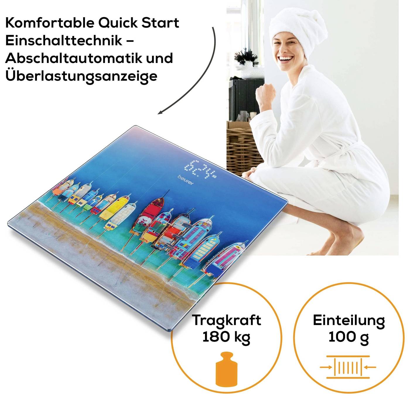 Eine Frau in einem Bademantel lächelt neben einer digitalen Waage mit farbigem Strandmotiv. Text besagt: 'Tragkraft 180 kg, Einteilung 100 g'.