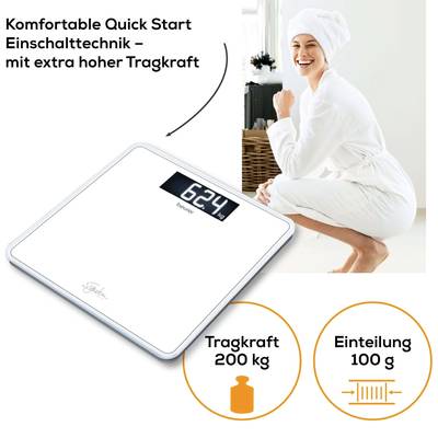 'Digitale Waage mit 200 kg Tragkraft und 100 g Einteilung. Komfortable Quick Start Technik.' Frau in Bademantel neben der Waage.