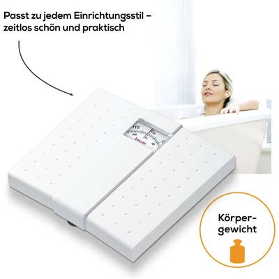 Weiße Waage mit rutschfester Oberfläche und Zifferblatt, daneben entspannte Frau in Badewanne. Text: 'Passt zu jedem Einrichtungsstil'.