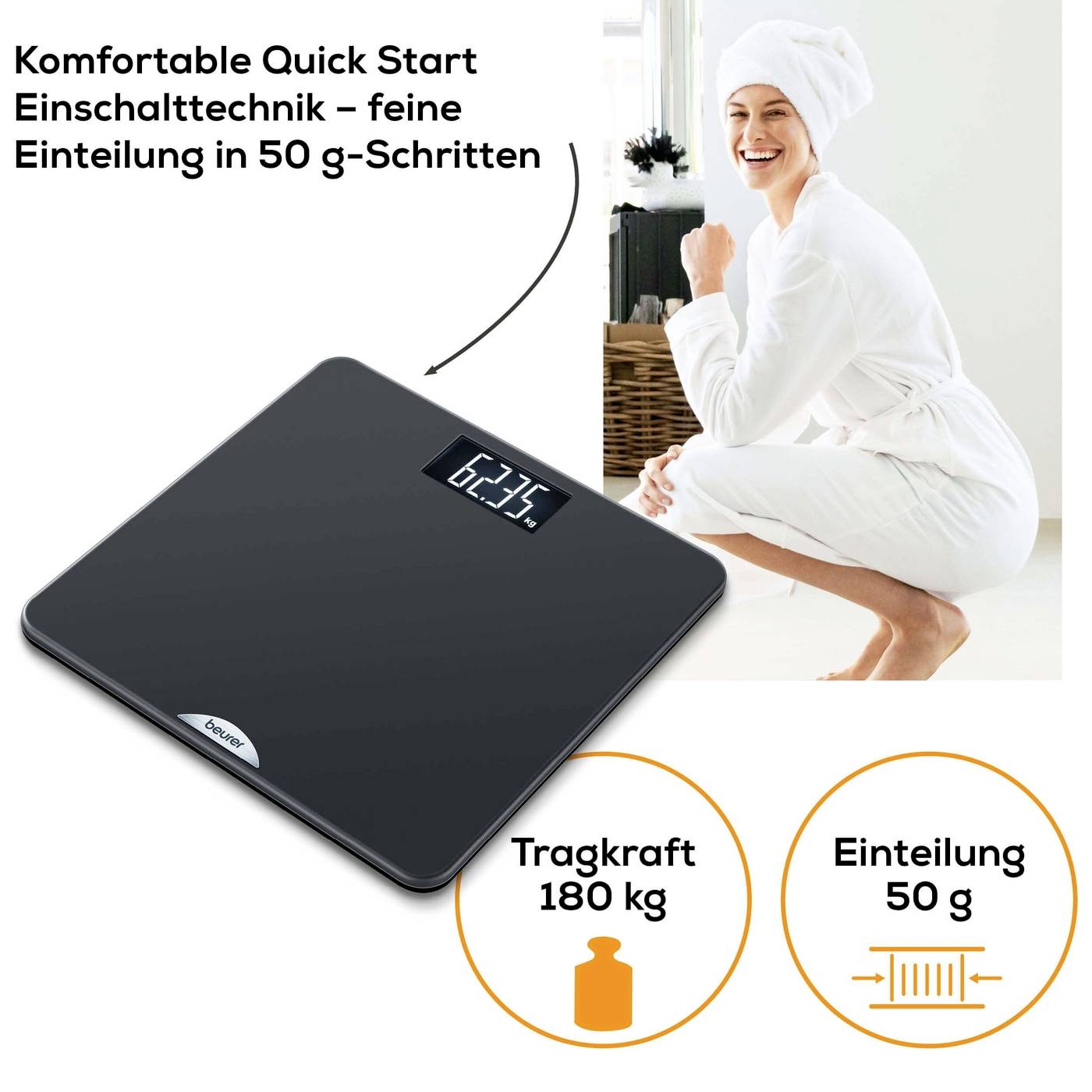 Digitale Personenwaage mit LED-Anzeige für Gewicht. Rechte Seite zeigt eine lachende Person im Bademantel, die auf der Waage steht.
