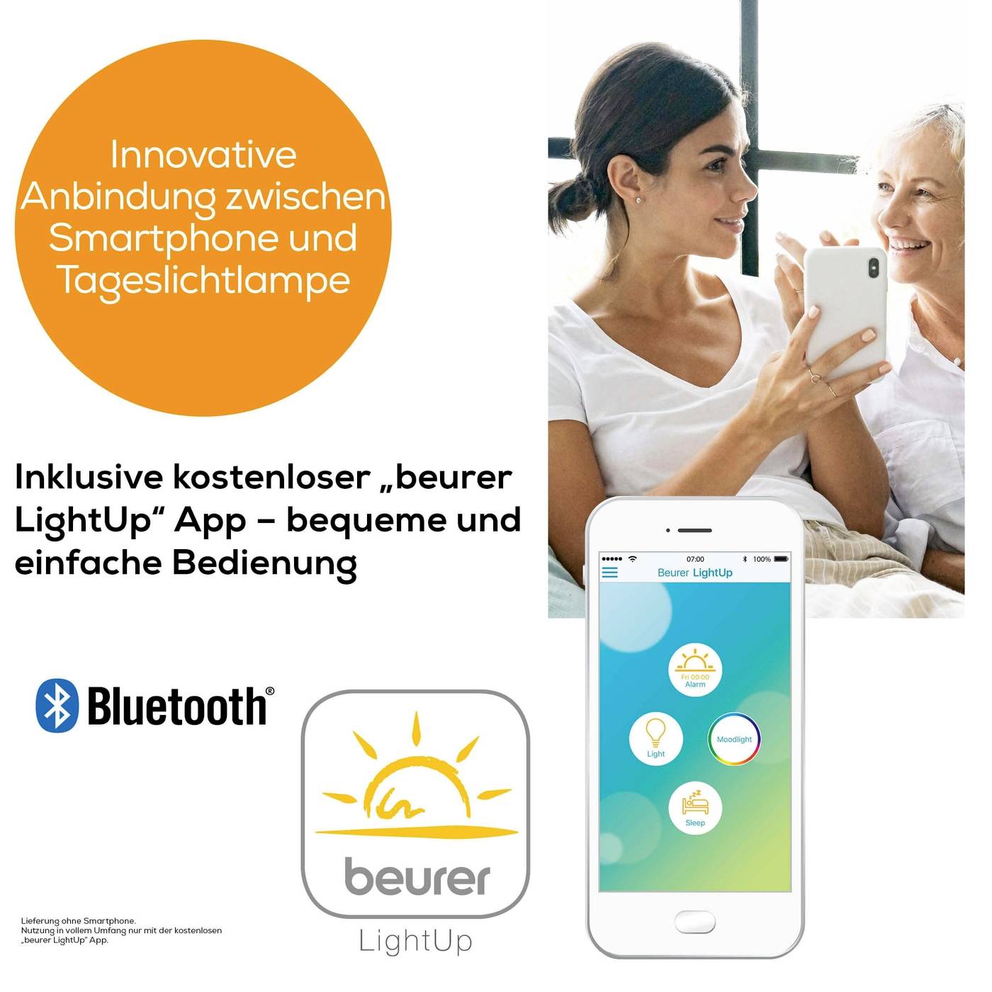 Frau nutzt Smartphone-App zur Steuerung einer Tageslichtlampe. Text 'Innovative Anbindung zwischen Smartphone und Tageslichtlampe'.
