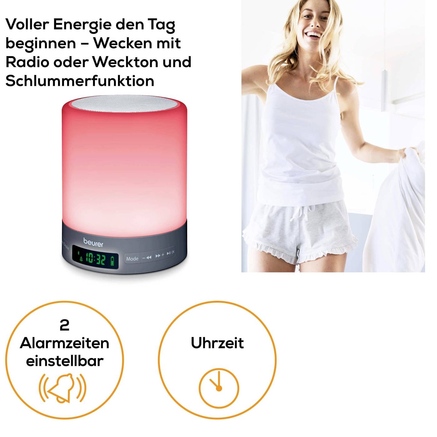 Wecker-Anzeige mit rotem Licht, zwei einstellbare Alarmzeiten, Schlummerfunktion. Frau in Freizeitkleidung im Hintergrund.