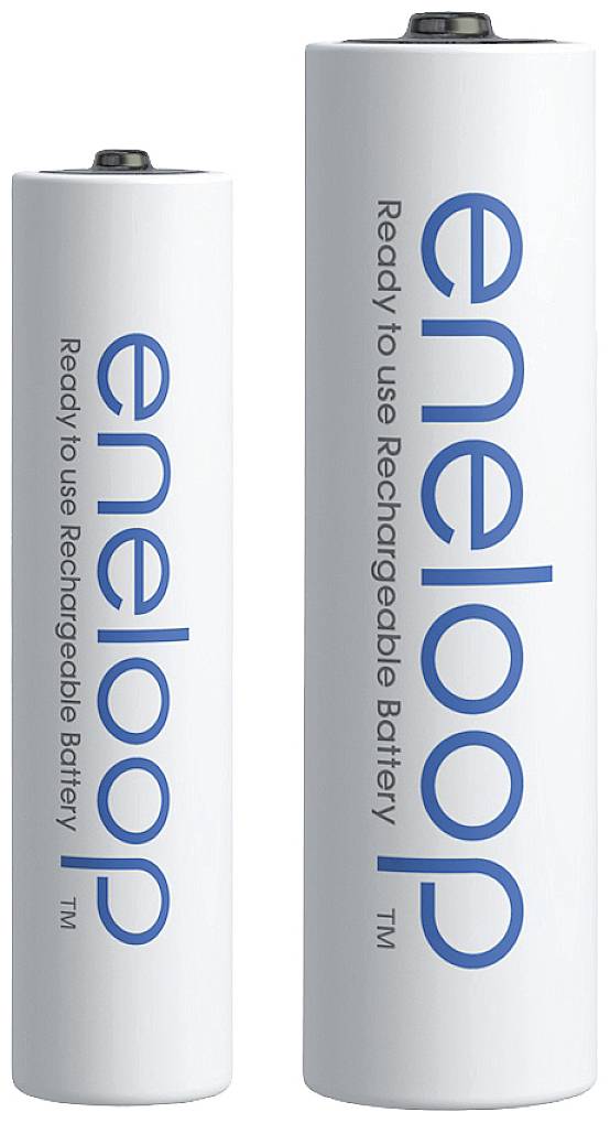 Zwei wiederaufladbare Eneloop-Batterien, eine AA und eine AAA, nebeneinander; Text: 'Ready to use Rechargeable Battery'.