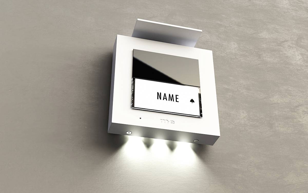Eine moderne Außenlampe mit einem rechteckigen Spiegel und einem Schild darunter mit der Aufschrift 'NAME'.