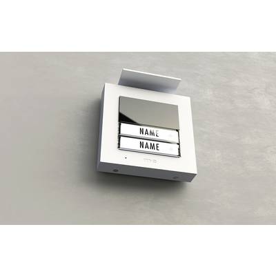 'Klingelschild mit zwei Namensschildern' an einer Wand montiert, leer, mit reflektierender Oberfläche und modernem Design.