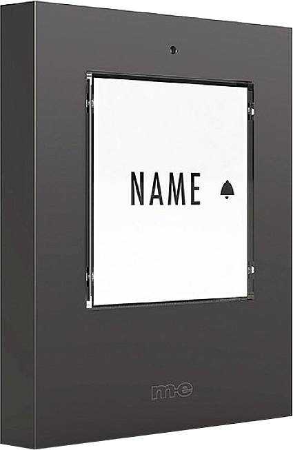 Schwarzes Türschild mit einer transparenten Abdeckung und der Aufschrift 'NAME'. Ein kleiner Glockensymbol ist rechts neben dem Text.