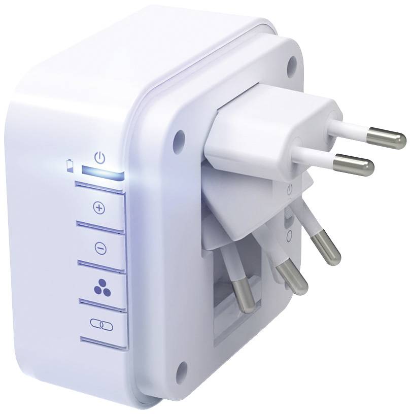 Ein smarter Zwischenstecker mit Bedientasten und einer Steckdose, die diagonale Öffnungen für einen Eurostecker zeigt.