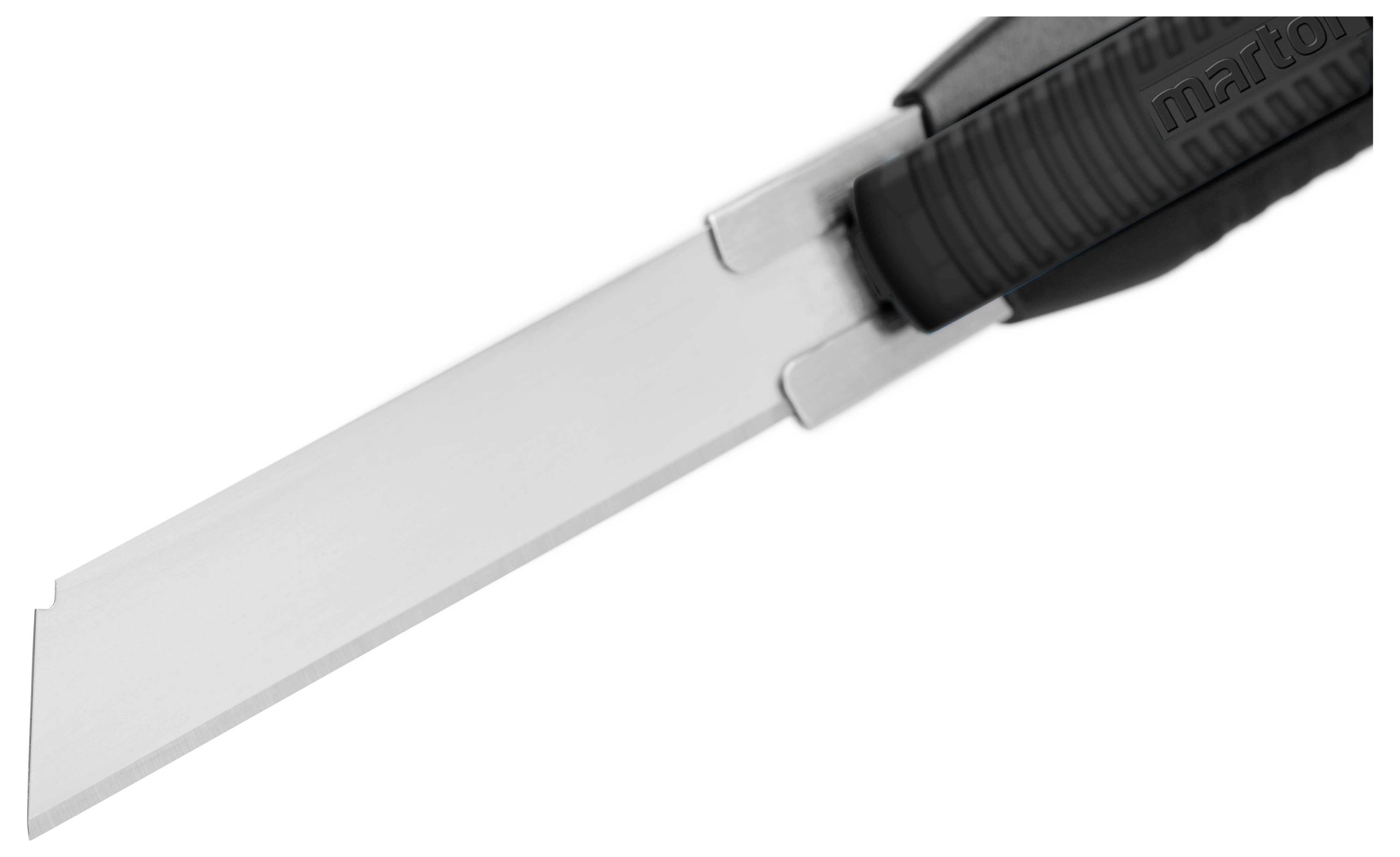 Ein Cuttermesser mit ausfahrbarer Klinge und schwarzem, gerilltem Griff, leicht nach rechts geneigt.