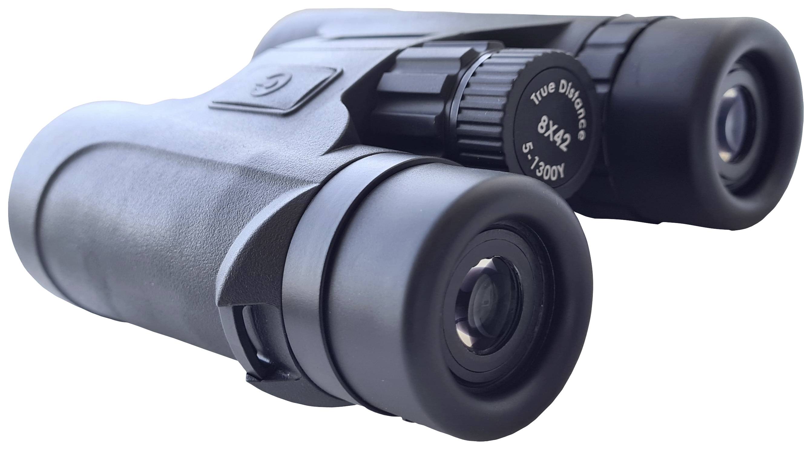Ein Fernglas mit der Aufschrift 'True Distance 8x42' auf dem Fokussierrad, geeignet für Outdoor-Aktivitäten wie Vogelbeobachtung.