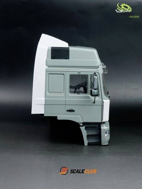 Graues Modell eines Lkw-Fahrerhauses auf schwarzem Hintergrund, mit 'Scale Club'-Logo unten.