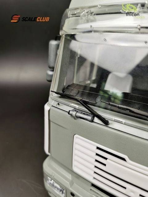 Ein Modell-Lkw aus Metall in Nahaufnahme. Logos von SCADECLUB und thicon models sind oben links sichtbar.