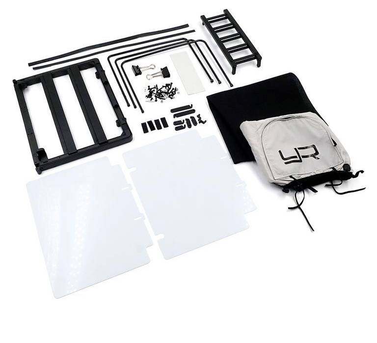 Zubehörset für einen Gepäckträger, inklusive Montagehalterungen, Schrauben, Klemmen und Stoffbeutel, auf weißem Hintergrund gezeigt.