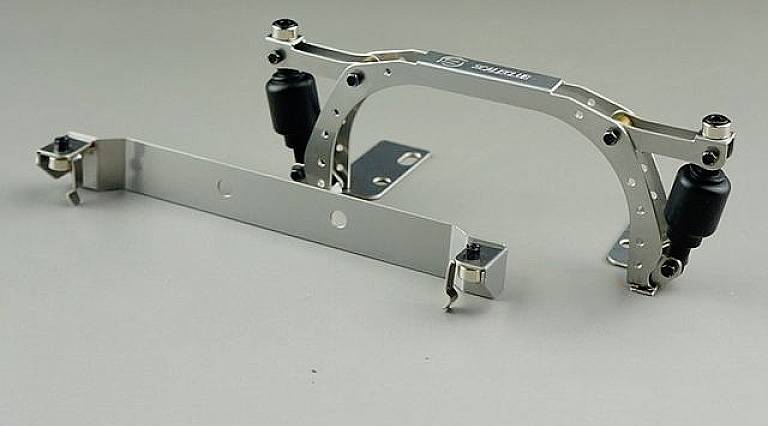 Metallhalterung und Befestigungskomponenten auf grauem Hintergrund, möglicherweise Teil eines technischen oder mechanischen Geräts.