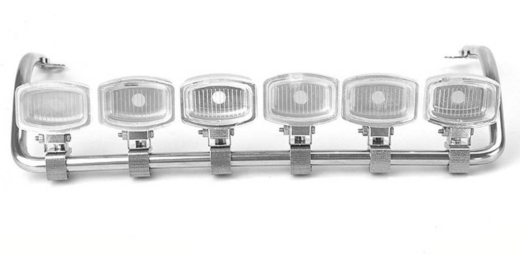 Sechs transparente Lampen an einer Metallstange in einer Reihe befestigt, möglicherweise zur Beleuchtung.