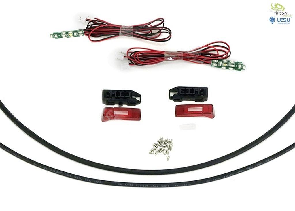 Lichter-Set für Modellfahrzeuge, bestehend aus Kabeln, LED-Leuchten, Clips, Schrauben und roter Abdeckung. Markenlogos oben rechts.