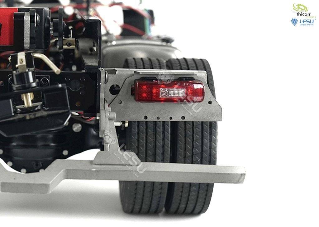 Nahaufnahme eines Modell-LKWs zeigt das hintere Fahrgestell mit Ersatzreifen und Rücklichtern. Detailgetreues Design mit sichtbaren Schrauben.