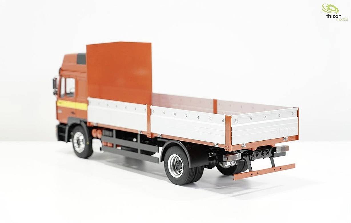 Ein roter Lastwagen mit flacher Ladefläche und weißen Bordwänden steht seitlich auf einem weißen Hintergrund.