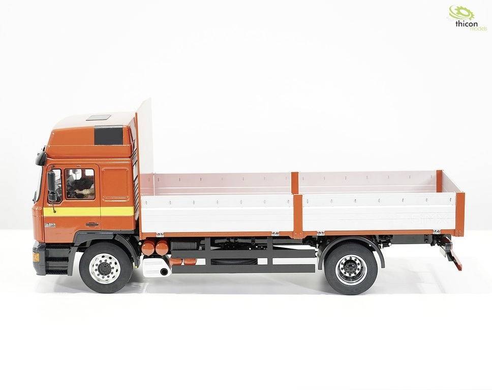 Ein Modell-Lkw mit rotem Führerhaus und weißem Pritschenaufbau steht seitlich auf weißem Hintergrund.