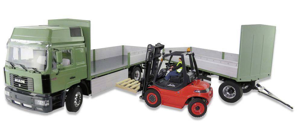 Ein roter Gabelstapler lädt eine Palette auf einen grünen Lastwagen und Anhänger.