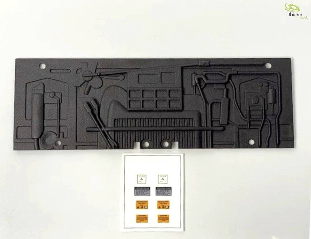 Schwarzes Kunststoffformteil mit komplexem Reliefmuster, montiert an einer Wand mit darunter liegendem Schalterpanel mit Steckdosen.