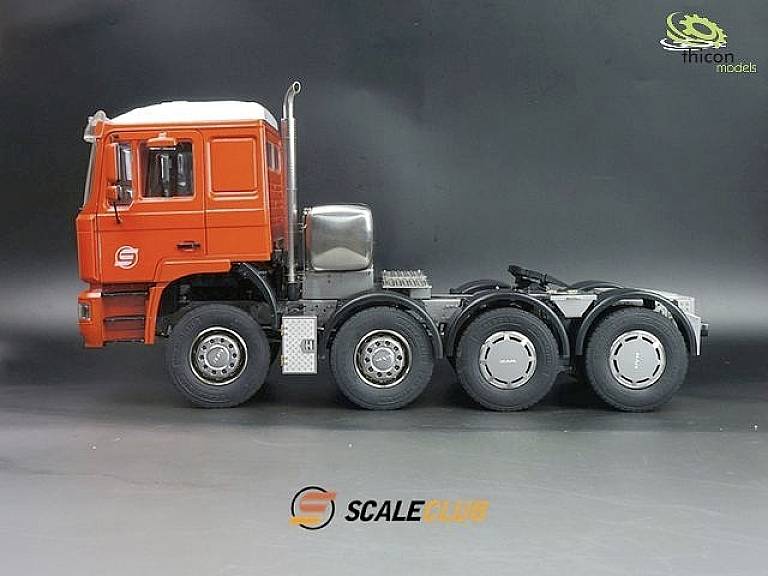 Roter Modell-LKW mit sechs großen Reifen auf einem schwarzen Hintergrund, präsentiert von Thicon Models und Scale Club.